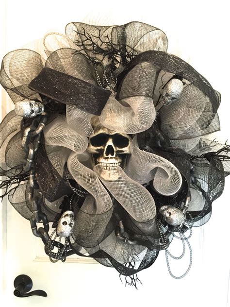 Halloween skull wreath, Halloween ... | Halloween deco mesh, Halloween skull wreath, Halloween ...
