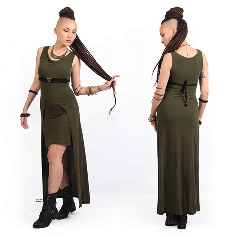 Le tissu est très fluide offrant un tombé très féminin. Robe longue Yggdrazil "Azeälya", Kaki