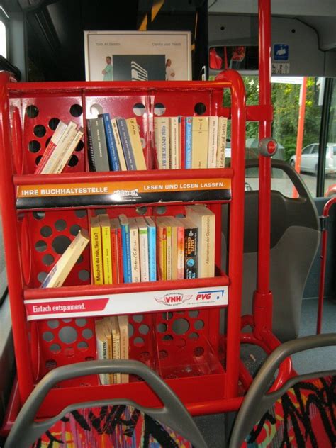 Ein Buchregal Im Bus Buchregal Regal Bücherregal
