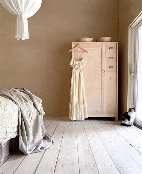 Taupe rooms feel serene and simple, but appear warmer than basic. taupe muur bauwerk | Interieur kleuren, Taupe muren, Interieur
