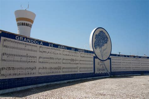 A música que em 25 de abril de 1974 lançou os militares portugueses para a rua. Morena de Grandola vila image stock. Image du portugal - 21583331