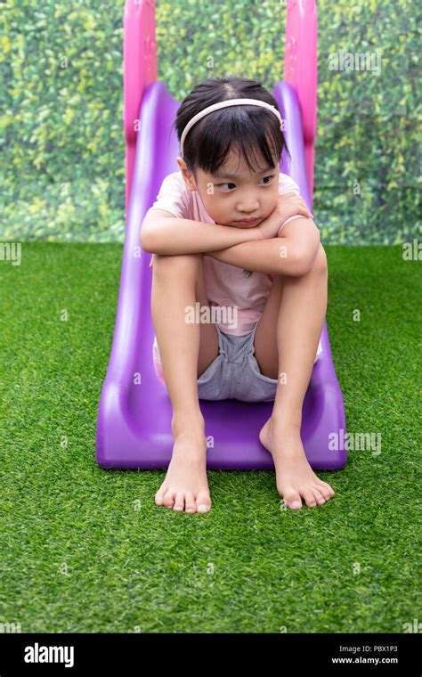 Asiatische Chinesische M Dchen Spielen Auf Der Folie Am Spielplatz Im Freien Stockfotografie Alamy