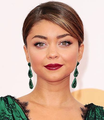 Sarah Hyland At The 2013 Emmy Awards Adorned In Emerald Gems Jewelry