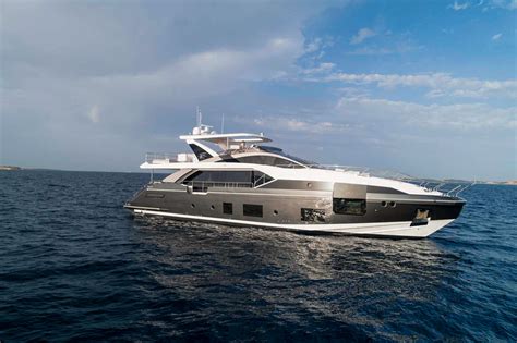 Longtime azimut stylist stefano righini's exteriors are getting sharper and more aggressive with each new season. Azimut Yachts launchs the Atlantis 45 stage at the 2019 ...
