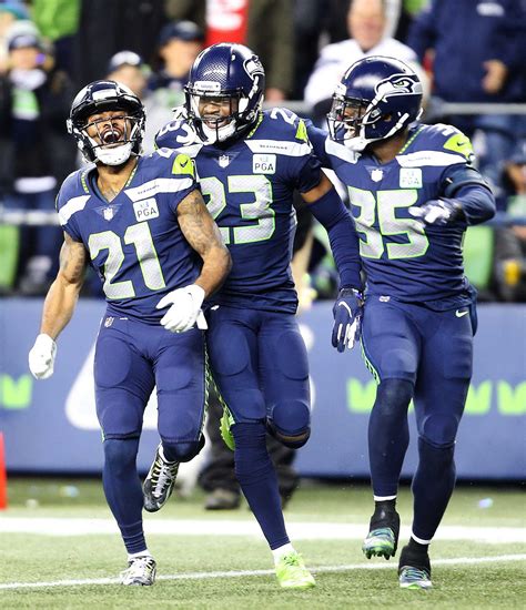 Who will the Seattle Seahawks face in the playoffs?