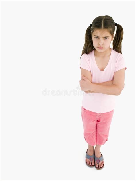 Jeune Fille Avec Des Bras Croisés Photo stock Image du verticale