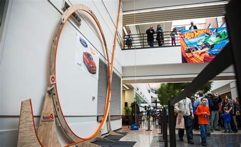 Once at the top and released onto the track, there are multiple options for diversion, including a moving saw and chomping monster. Hot Wheels Loop-de-Loop World Record - Photo Gallery
