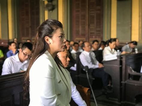 Cuối phiên tòa xét xử vụ li hôn của vợ chồng vua cà phê trung nguyên sáng 27/3, ở phần hỏi đáp, bà lê hoàng diệp thảo vợ ông đặng lê nguyên vũ, chủ tịch kiêm tổng giám đốc công ty cp tập đoàn trung nguyên) đặt 2 câu hỏi cho chồng mình trong nghẹn ngào. Vụ ly hôn vợ chồng cafe Trung Nguyên: Bà Lê Hoàng Diệp ...