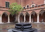 Universidad de Cracovia (1364) o Academia Krakowska. Patio gótico de ...