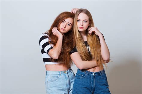 Deux Belles Jeunes Filles Sexy Dans Des Jeans Court Circuite Dessus
