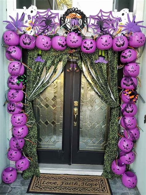 23 Spooky Outdoor Halloween Decor Ideas Using Dollar Store Hacks