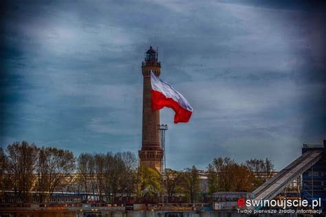 Przez noszenie ich w postaci. Dzień Flagi Rzeczypospolitej Polskiej - podniesienie flagi ...
