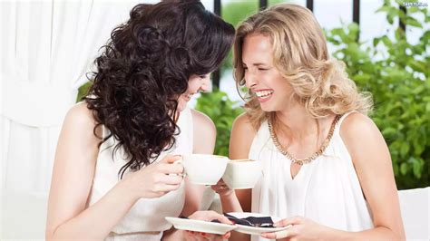 Dwie Kobiety Przyjaciółki Kawa Stolik Ploteczki Spotkanie Śmiech