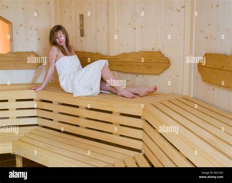 Una Mujer En Una Sauna Finlandesa Fotograf A De Stock Alamy