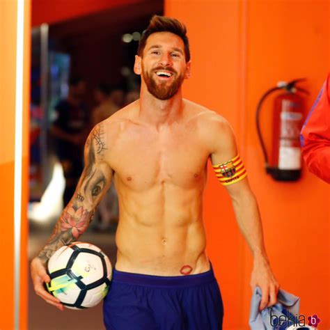 Leo Messi Presumiendo De Su Nuevo Tatuaje Torsos Desnudos Los Famosos Lucen Cuerpazo Foto