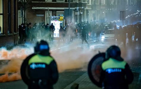 ostre protesty w holandii przeciw restrykcjom