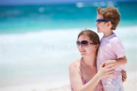 Madre E Hijo El Vacaciones Imagen De Archivo Imagen De Coastline