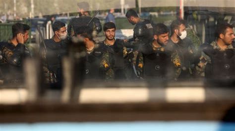 イランの女子生徒たち、スカーフ外して準軍事組織の関係者を罵倒 Bbcニュース