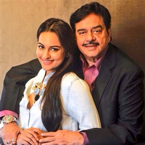 Sonakshi Sinha Wells Up While Giving Her Father The Lifetime Achievement Award