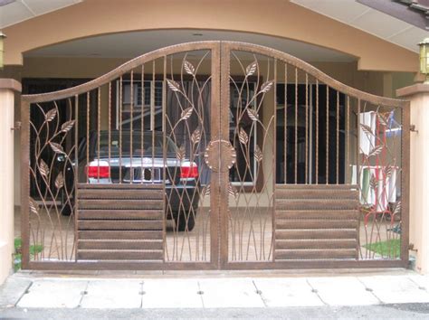 If you are living in a small town or you own a small house then you mostly have one front gate which you need emphasize on design and for general purpose you can have another modern gate design. New home designs latest.: Modern homes iron main entrance ...