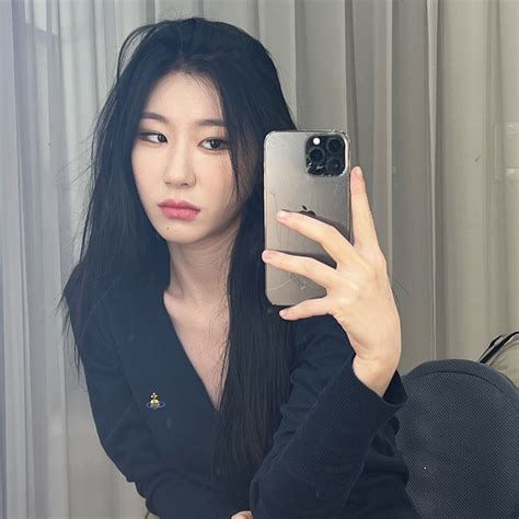 Nat On Twitter Chaeryeong Is So Fucking Hot That The Back Of Her Phone Cracked