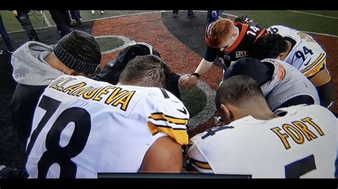 In The Midst Of Anthem Protests These Nfl Players Took A Knee To Pray