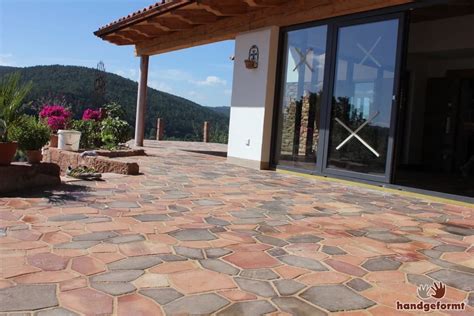 Im unterschied zu feinkeramischen fliesen zählen sogenannte spaltplatten zu den grobkeramiken. Terrassenfliesen aus Terracotta - ein mediterraner Traum ...