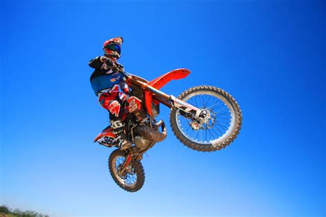 Motor kros kleine kinderen ,vallen hahaha. 40 Reasons To Buy a 2 Stroke... - www.toofastfilms.com ...