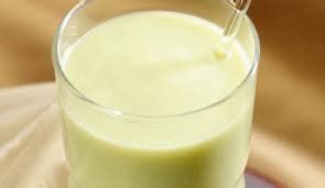 A fruta, por sua vez, tem alto poder nutritivo e de saciedade, tornando essa bebida um poderoso suco revigorante que mata aquela fome entre as refeições. Receita de Vitamina de abacate com leite em pó - Ana Maria ...