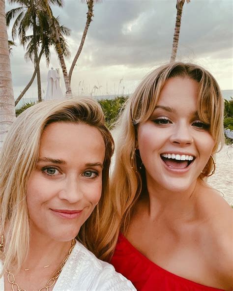 Reese Witherspoon Posa Com A Filha E Fã Brinca Gêmeas Revista Marie Claire Celebridades