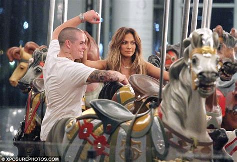 jennifer lopez highlights her pert posterior in el mismo sol music video daily mail online
