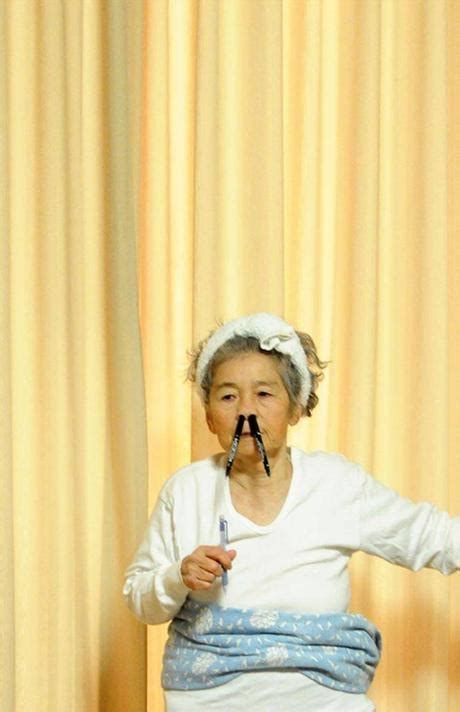 Cette mamie japonaise de 87 ans se met en scène dans des situations