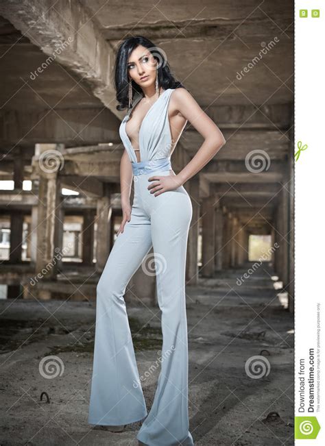 Retrato Da Jovem Mulher Sexy Bonita Com Macacão Elegante No Fundo