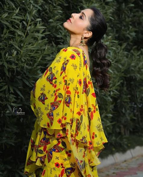Rashmi Gautam Elegant Stills In Floral Yellow Saree Telugu Rajyam Photos
