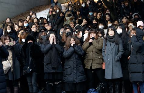 K Pop Stars Carry Kim Jong Hyuns Coffin During Funeral Sbs News