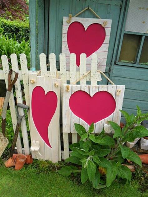 Do you need inspiration for outdoor seating? 25 Creative Outdoor Valentine Décor Ideas - DigsDigs