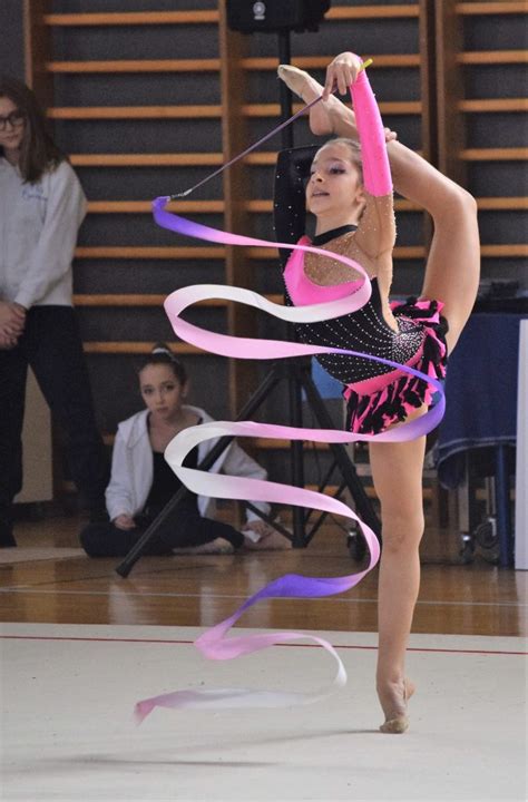 Non avevo, e non ho mai avuto un fisico filiforme, quello più adatto alla ginnastica ritmica, ma al provino l'insegnante mi ha chiesto di mostrarle due. La ginnastica ritmica - S.G. CONCORDIA