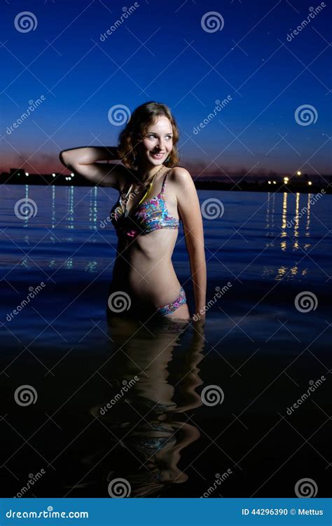 mooie vrouw op het strand sexy meisje in bikini stock foto image of vrij bikini 44296390