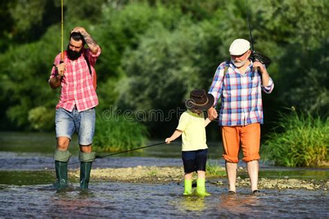 Pescar Con Su Hijo Y Nieto El Abuelo Y El Padre Con Un Niño Lindo