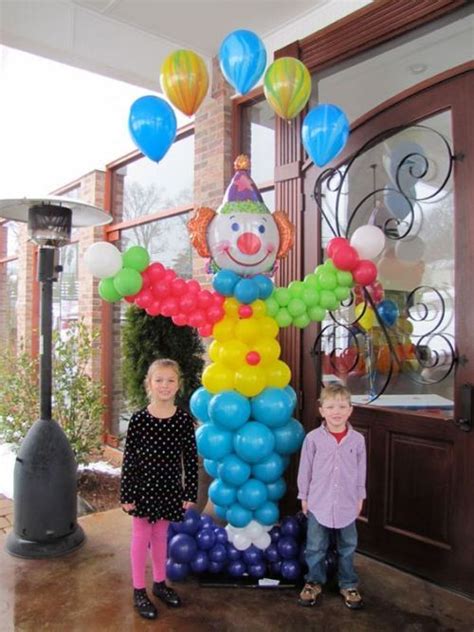 Los globos, la música, la piñata y las bolsas con caramelos y juguetes pequeños son ideales para incorporar al. Fiesta infantil de payasos | Como decorar con globos ...