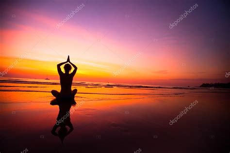 Silueta De Mujer Practicando Yoga En La Playa Durante Una Hermosa