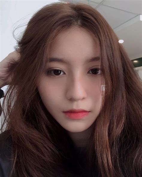 Selain itu, laptop juga tentunya bisa digunakan untuk berbagai kegiatan yang menyenangkan. Pin by Firadwita on hide | Ulzzang korean girl, Korean ...