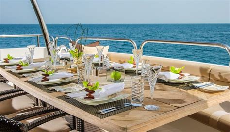 Luxury Yacht Table Setting With Images Dinning Table Yacht Boat