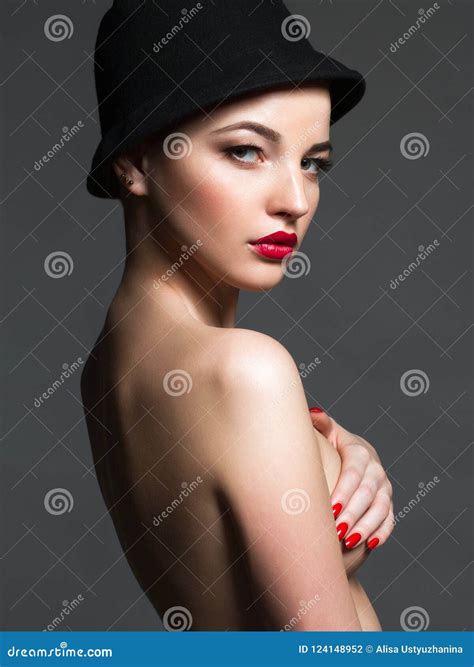 Mujer Joven Hermosa Desnuda En Sombrero Foto De Archivo Imagen De Maquillaje Pista 124148952