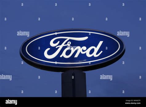 Ford dealership sign illuminated Stock Photo - Alamy