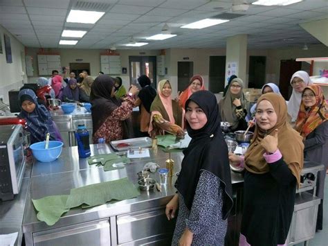 Ipta merujuk kepada kolej komuniti dan politeknik. Kursus pendek penghasilan putu mayam dan kek minyak di ...