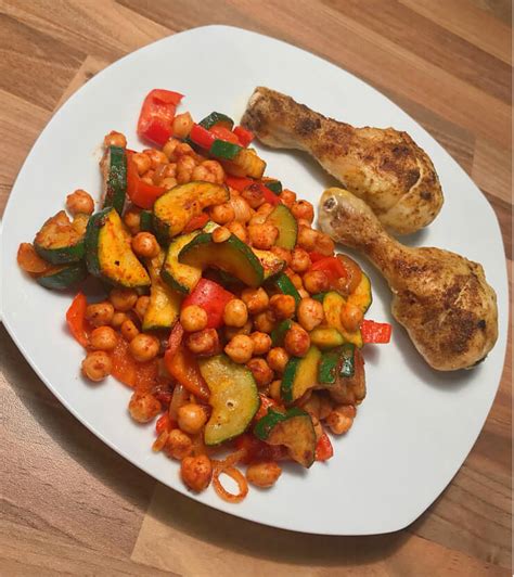 Mit salz, pfeffer und thymian würzen. Hähnchenkeulen mit würziger Kichererbsenpfanne - Low Carb ...