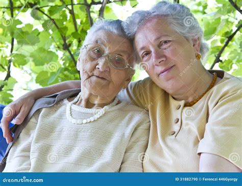 Мать и бабушка стоковое фото изображение насчитывающей мама 31882790