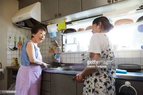 Mature Asian Woman Talking Foto E Immagini Stock Getty Images