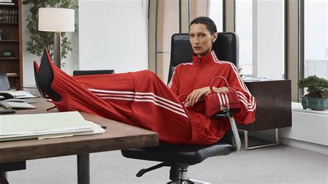 Balenciaga Presenta Las Imágenes De Bella Hadid Y La Nueva Campaña Con